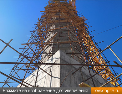Один из четырёх 66-метровых минаретов строящейся в казахстанском городе Чимкент мечети в строительных лесах