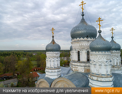 Фотография куполов Успенского собора на территории Воскресенско-Феодоровского монастыря, сделанная с БПЛА
