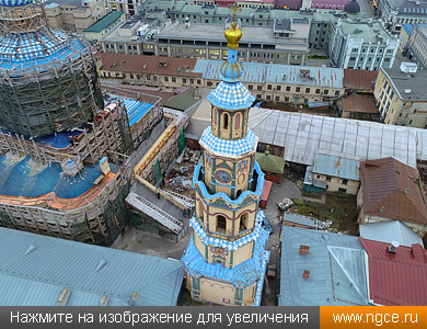 Фотография колокольни и находящегося в строительных лесах Петропавловского собора в Казани, сделанная во время фотограмметрической съёмки с беспилотника DJI Phantom 4 Pro для целей реставрации