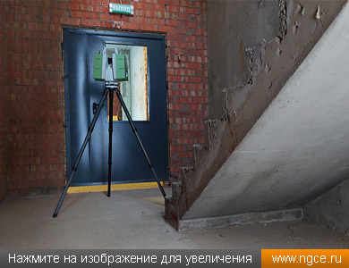 Лазерный сканер Leica ScanStation P20 выполняет обмерные работы лестничных пролётов в здании жилого комплекса