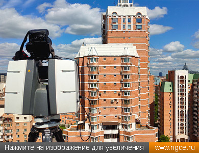 Лазерный сканер Leica ScanStation P40 с профессиональной камерой Canon проводит обмеры фасадов здания с крыши