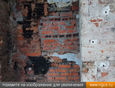 В стенах здания на улице Петровка в Москве повсеместно соседствовали друг с другом кирпичные кладки разных эпох